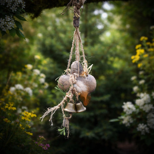 Ostara Hängedeko mit Keimei – Frühlingssymbol aus Rauchbrandton mit Glöckchen & Naturmaterialien - HEX034