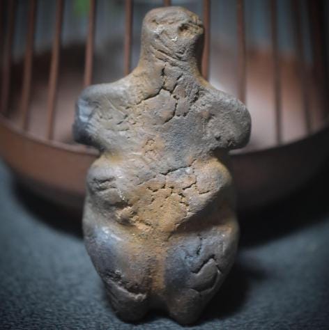 Taschengöttinnen aus Rauchbrandton – archaische Begleiterinnen für Schutz & innere Verbindung - TGS001