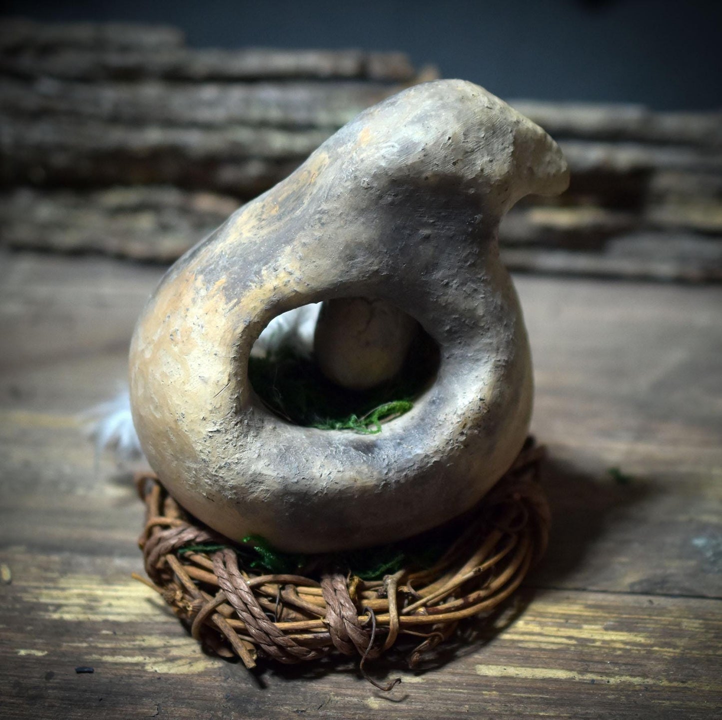 Brütende Henne – Hüterin des Keims - FRO045