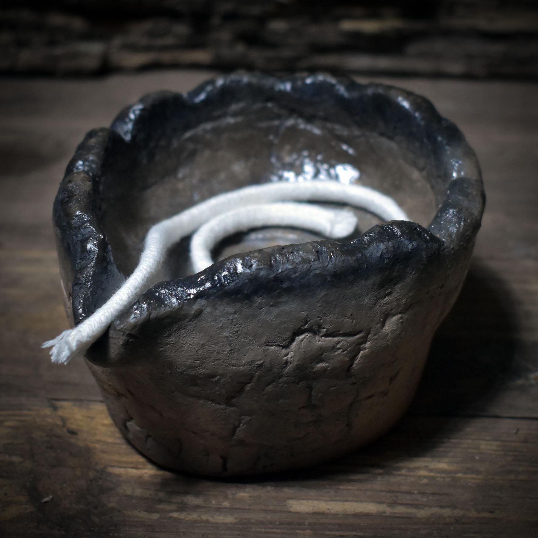 Archaische Öllampen aus traditionell gebranntem Ton – handgefertigte Rituallichter inspiriert von alten Artefakten (Designauswahl)
