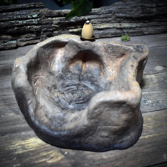 Altar & Schrein mit Rückfluss Räucherkegelhalter – Labyrinth Symbol für Meditation, Ritual und spirituelle Raumgestaltung - SCH028