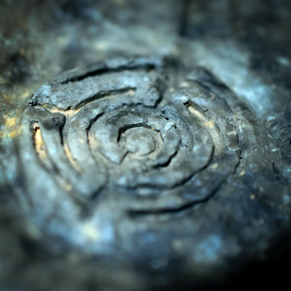 Altar & Schrein mit Rückfluss Räucherkegelhalter – Labyrinth Symbol für Meditation, Ritual und spirituelle Raumgestaltung - SCH028