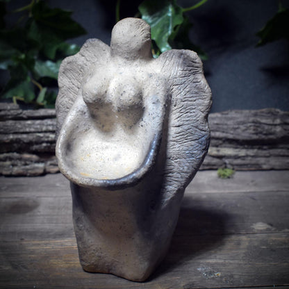 Schutzengel Figur aus gebranntem Ton/handgeformter Engel mit Platz für Gaben als stiller Begleiter für Schutz, Trost & Geborgenheit - SKU229