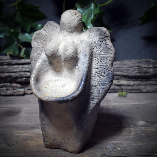 Schutzengel Figur aus gebranntem Ton/handgeformter Engel mit Platz für Gaben als stiller Begleiter für Schutz, Trost & Geborgenheit - SKU229