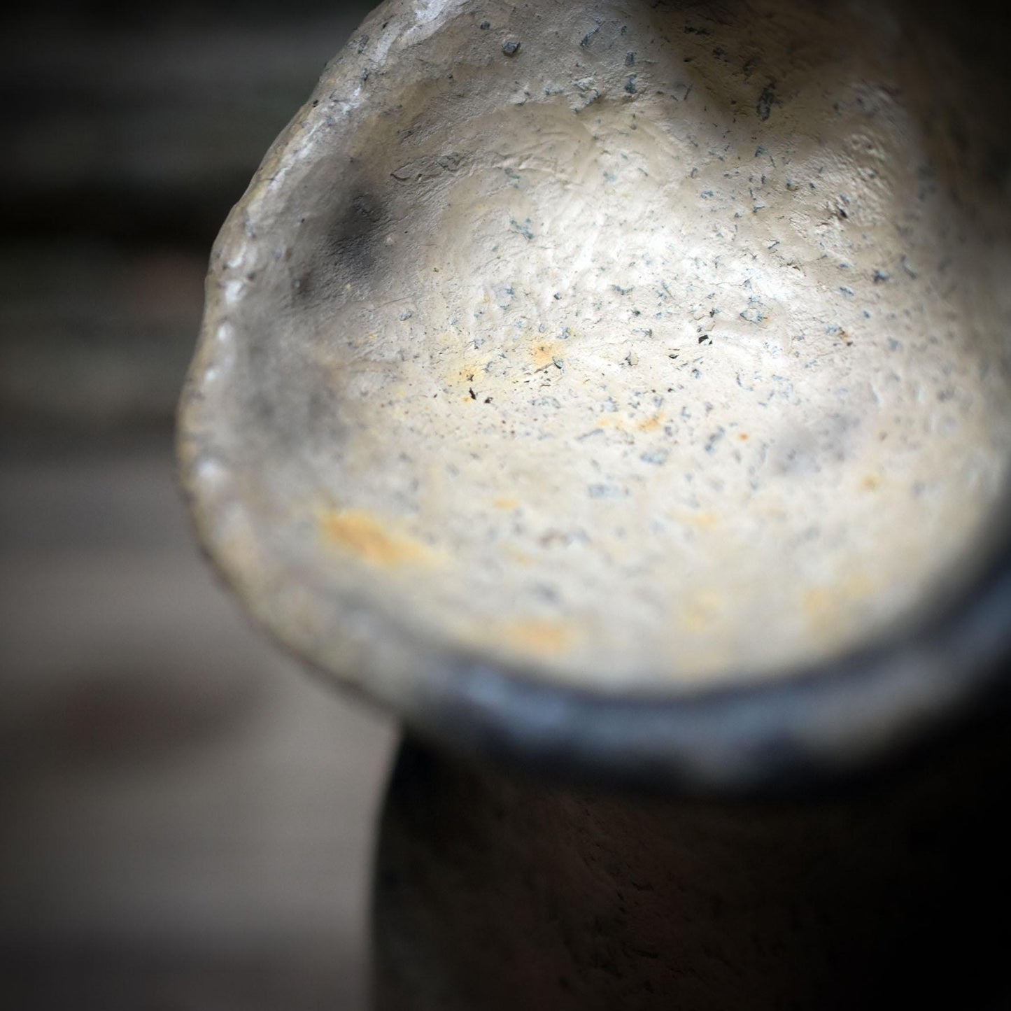 Schutzengel Figur aus gebranntem Ton/handgeformter Engel mit Platz für Gaben als stiller Begleiter für Schutz, Trost & Geborgenheit - SKU229