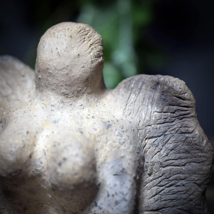 Schutzengel Figur aus gebranntem Ton/handgeformter Engel mit Platz für Gaben als stiller Begleiter für Schutz, Trost & Geborgenheit - SKU229