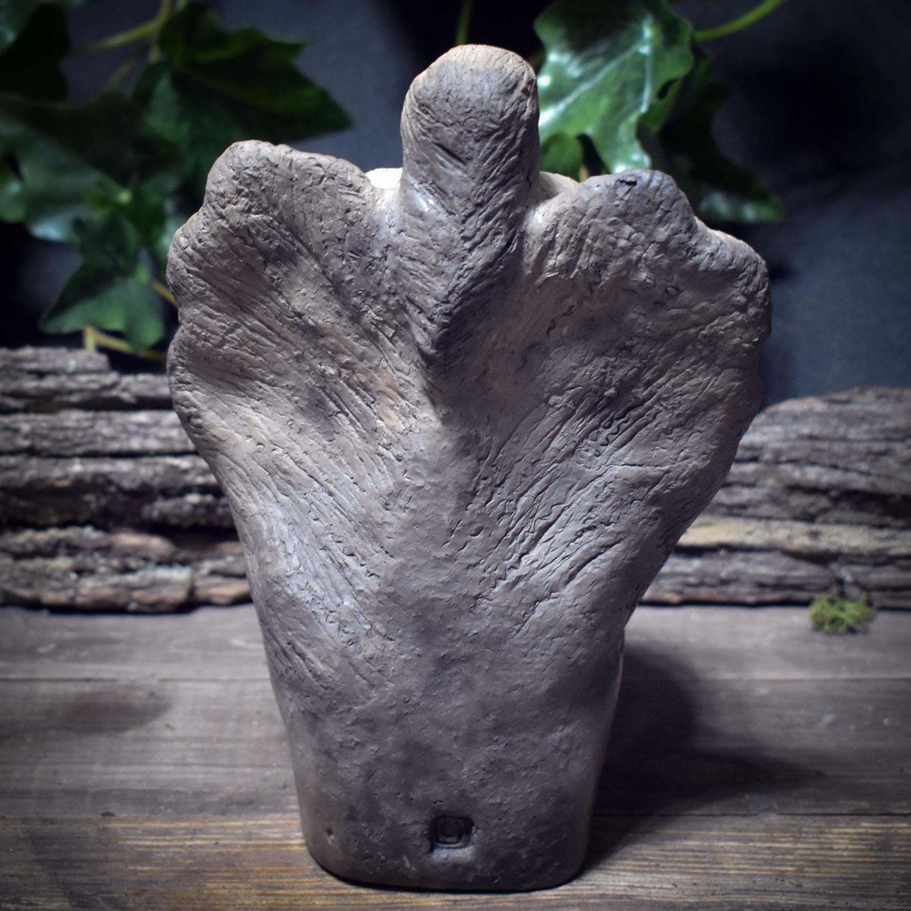 Schutzengel Figur aus gebranntem Ton/handgeformter Engel mit Platz für Gaben als stiller Begleiter für Schutz, Trost & Geborgenheit - SKU229