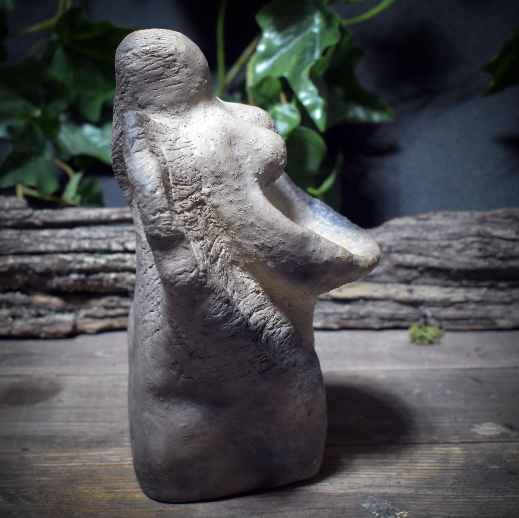 Schutzengel Figur aus gebranntem Ton/handgeformter Engel mit Platz für Gaben als stiller Begleiter für Schutz, Trost & Geborgenheit - SKU229