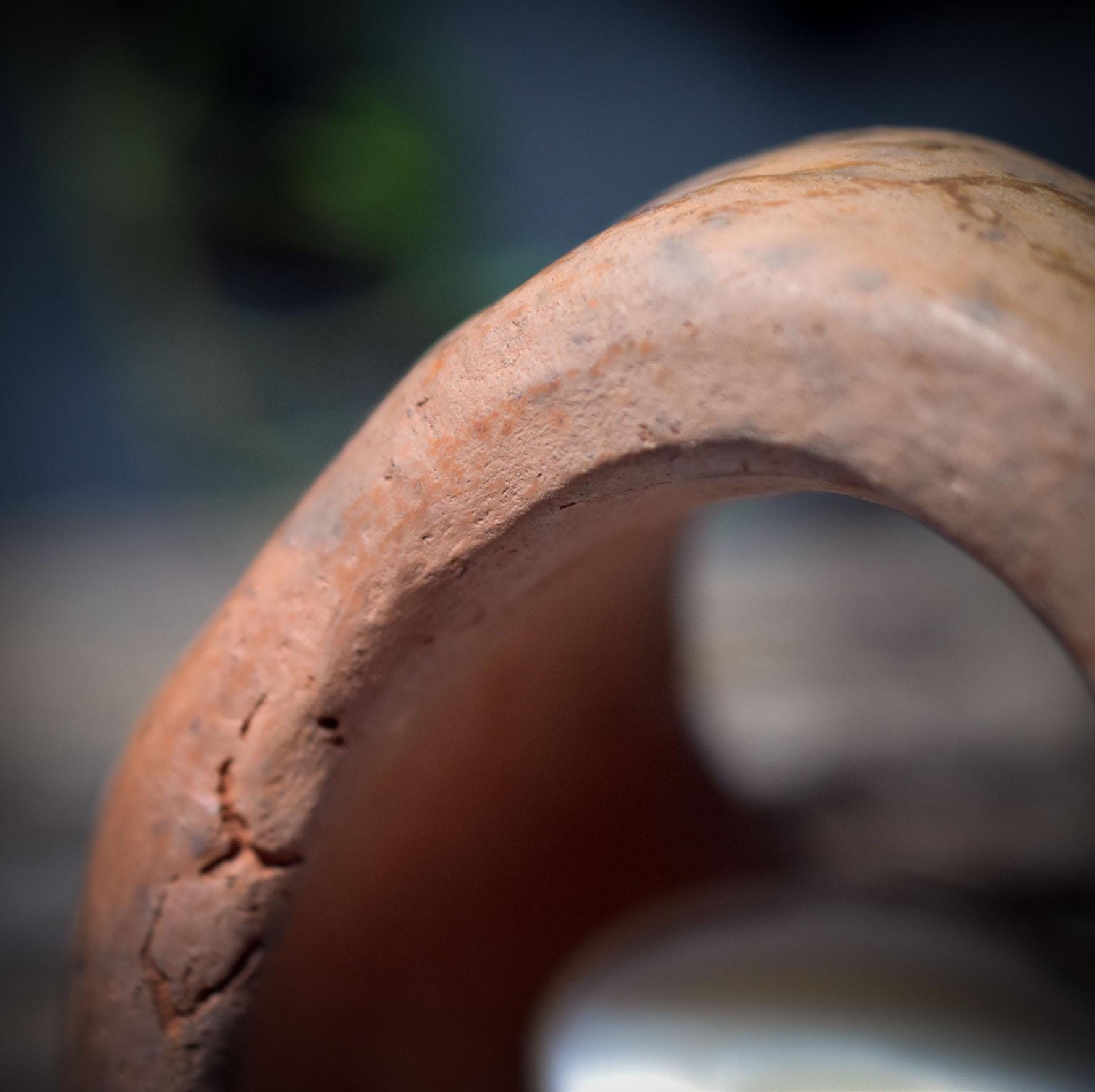 Archaischer Teelichthalter in Eiform aus traditionell gebranntem Ton – Rituallicht für Neubeginn, Altar & spirituelle Räume - TKH025