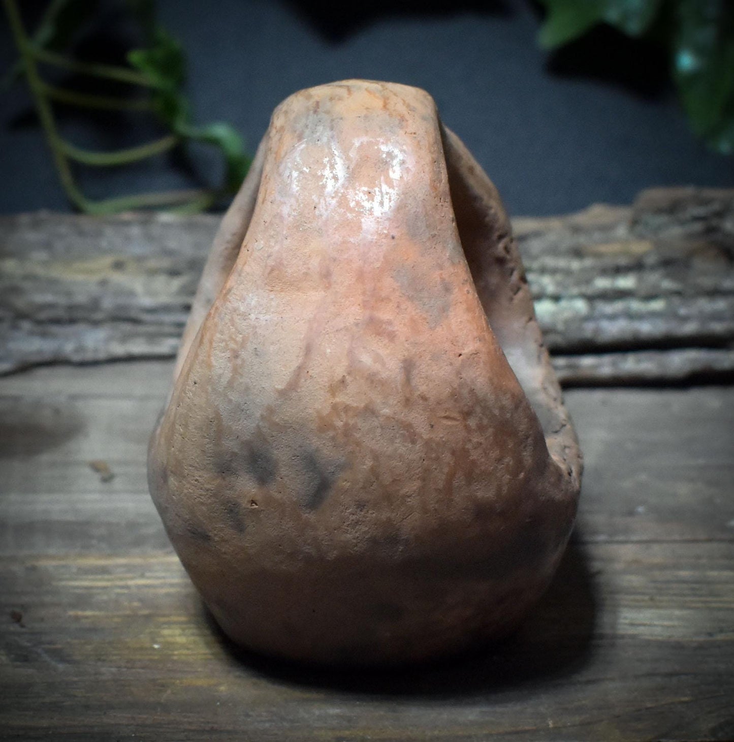 Archaischer Teelichthalter in Eiform aus traditionell gebranntem Ton – Rituallicht für Neubeginn, Altar & spirituelle Räume - TKH025