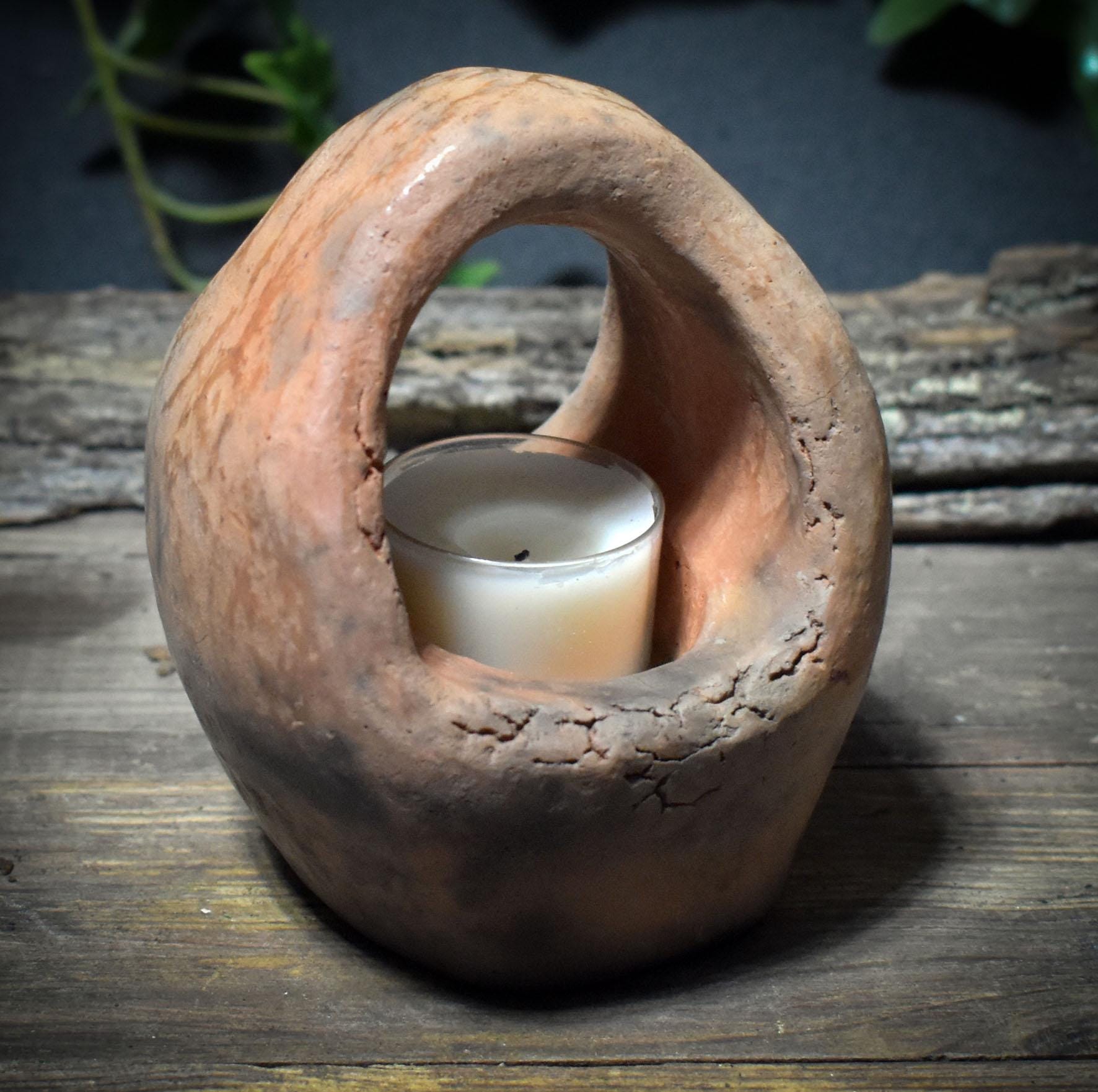 Archaischer Teelichthalter in Eiform aus traditionell gebranntem Ton – Rituallicht für Neubeginn, Altar & spirituelle Räume - TKH025