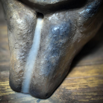 Schutzengel Rückfluss-Räucherkegelhalter aus traditionell gebranntem Ton – archaisches Ritualobjekt für Schutz & stille Einkehr - RÄH051