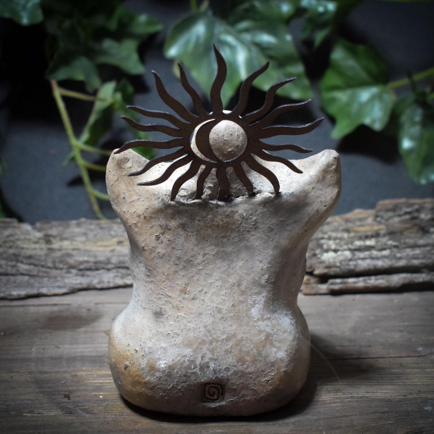 Göttin Litha Rückfluss-Räucherkegelhalter mit Sonnenkrone in Rostoptik – archaisches Ritualobjekt für Mittsommer & Sonnenkraft - RÄH052