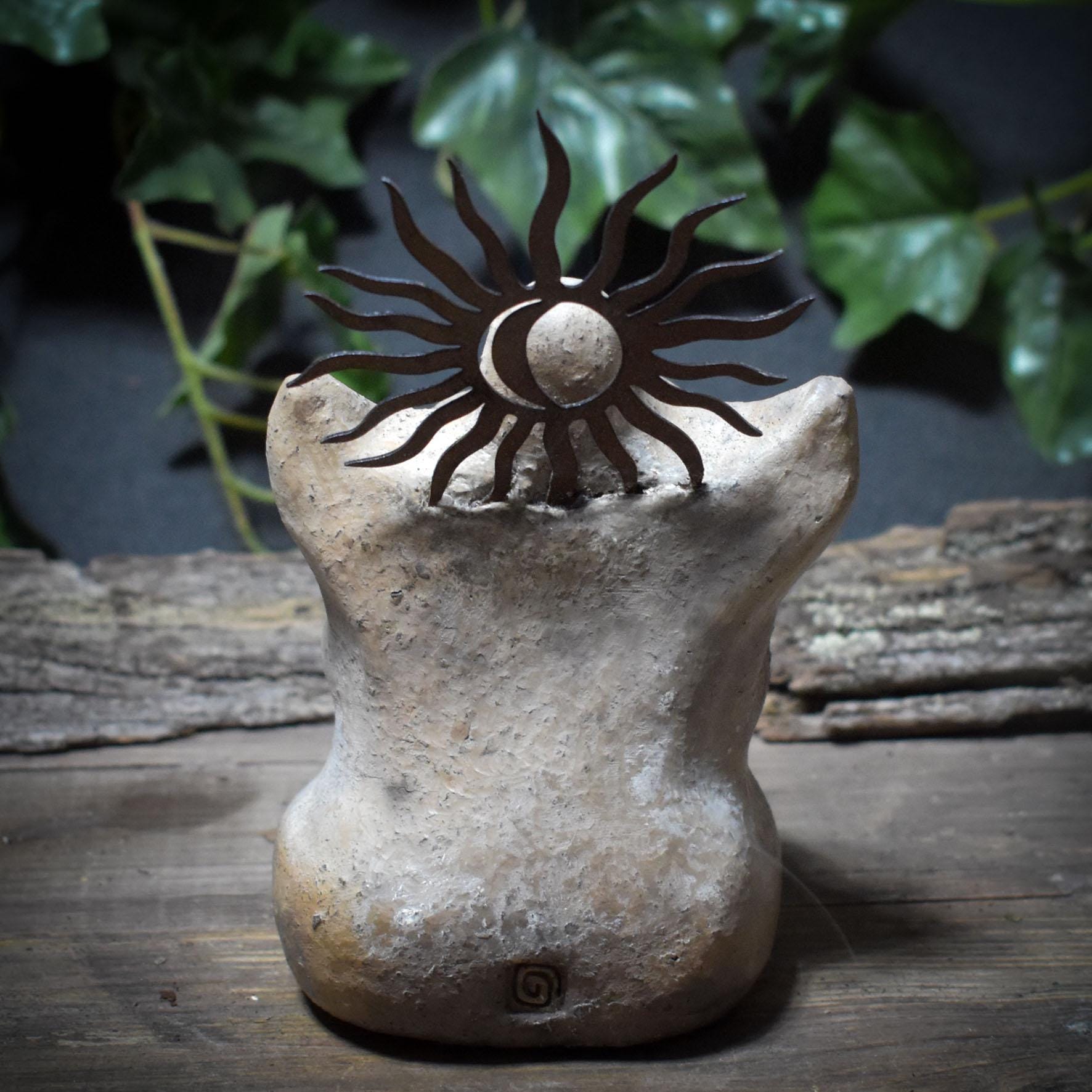 Göttin Litha Rückfluss-Räucherkegelhalter mit Sonnenkrone in Rostoptik – archaisches Ritualobjekt für Mittsommer & Sonnenkraft - RÄH052