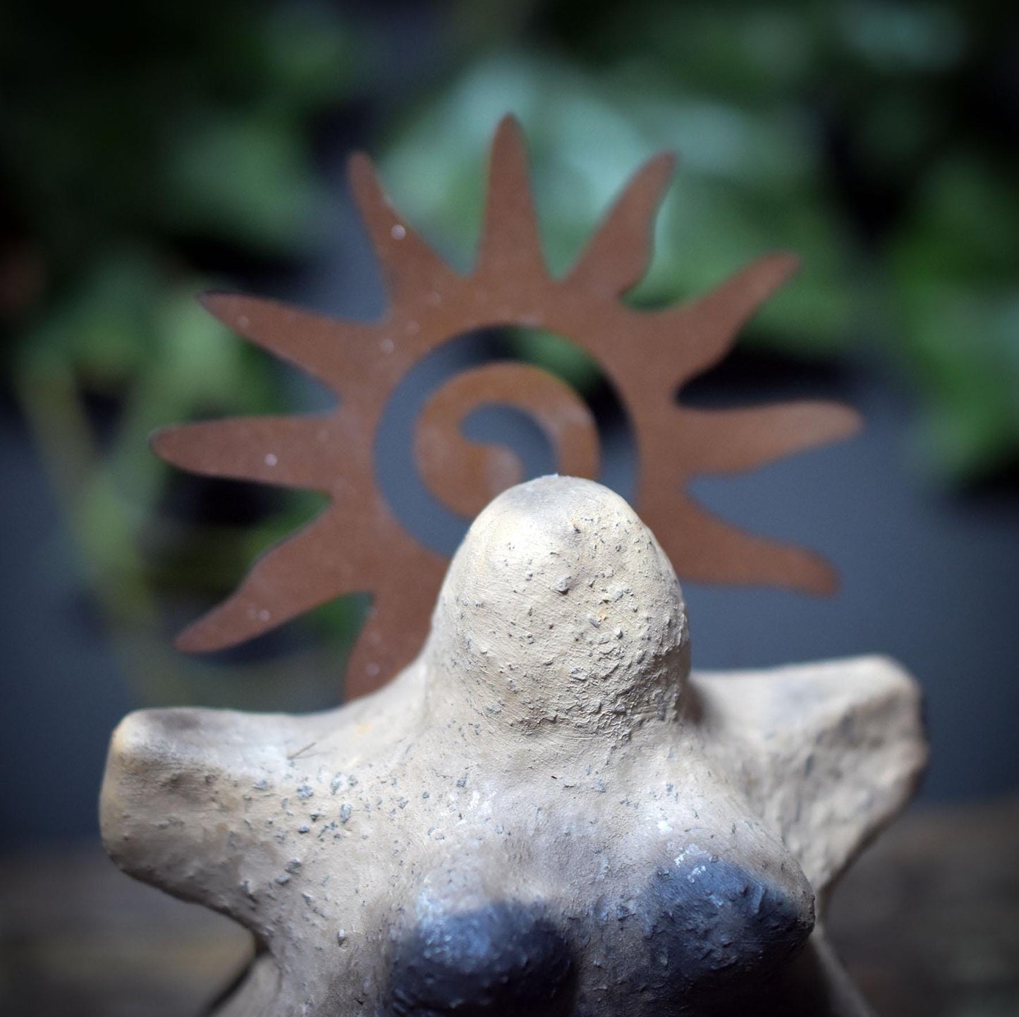 Göttin Litha Opfer/Gabenschale mit Sonnenkrone aus Metall in Rostoptik – archaische Ritualschale für Mittsommer & Sonnenkraft - SKU227