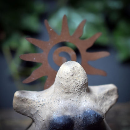 Göttin Litha Opfer/Gabenschale mit Sonnenkrone aus Metall in Rostoptik – archaische Ritualschale für Mittsommer & Sonnenkraft - SKU227