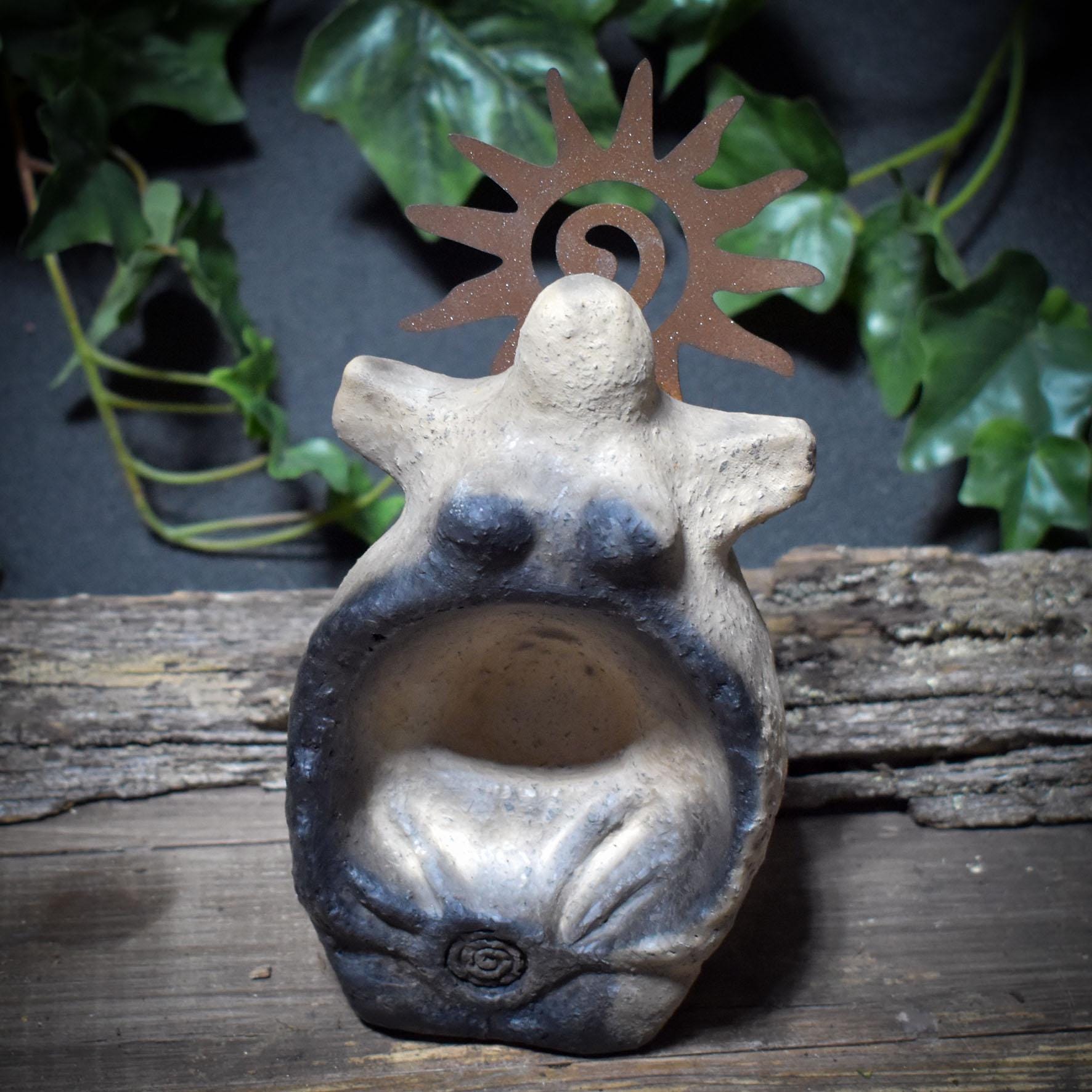 Göttin Litha Opfer/Gabenschale mit Sonnenkrone aus Metall in Rostoptik – archaische Ritualschale für Mittsommer & Sonnenkraft - SKU227