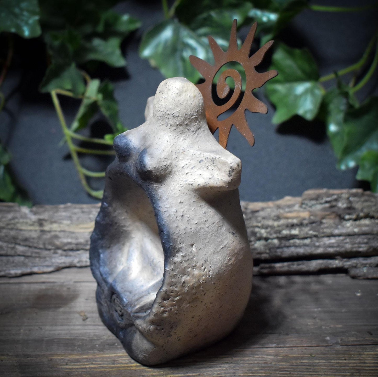 Göttin Litha Opfer/Gabenschale mit Sonnenkrone aus Metall in Rostoptik – archaische Ritualschale für Mittsommer & Sonnenkraft - SKU227