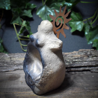 Göttin Litha Opfer/Gabenschale mit Sonnenkrone aus Metall in Rostoptik – archaische Ritualschale für Mittsommer & Sonnenkraft - SKU227