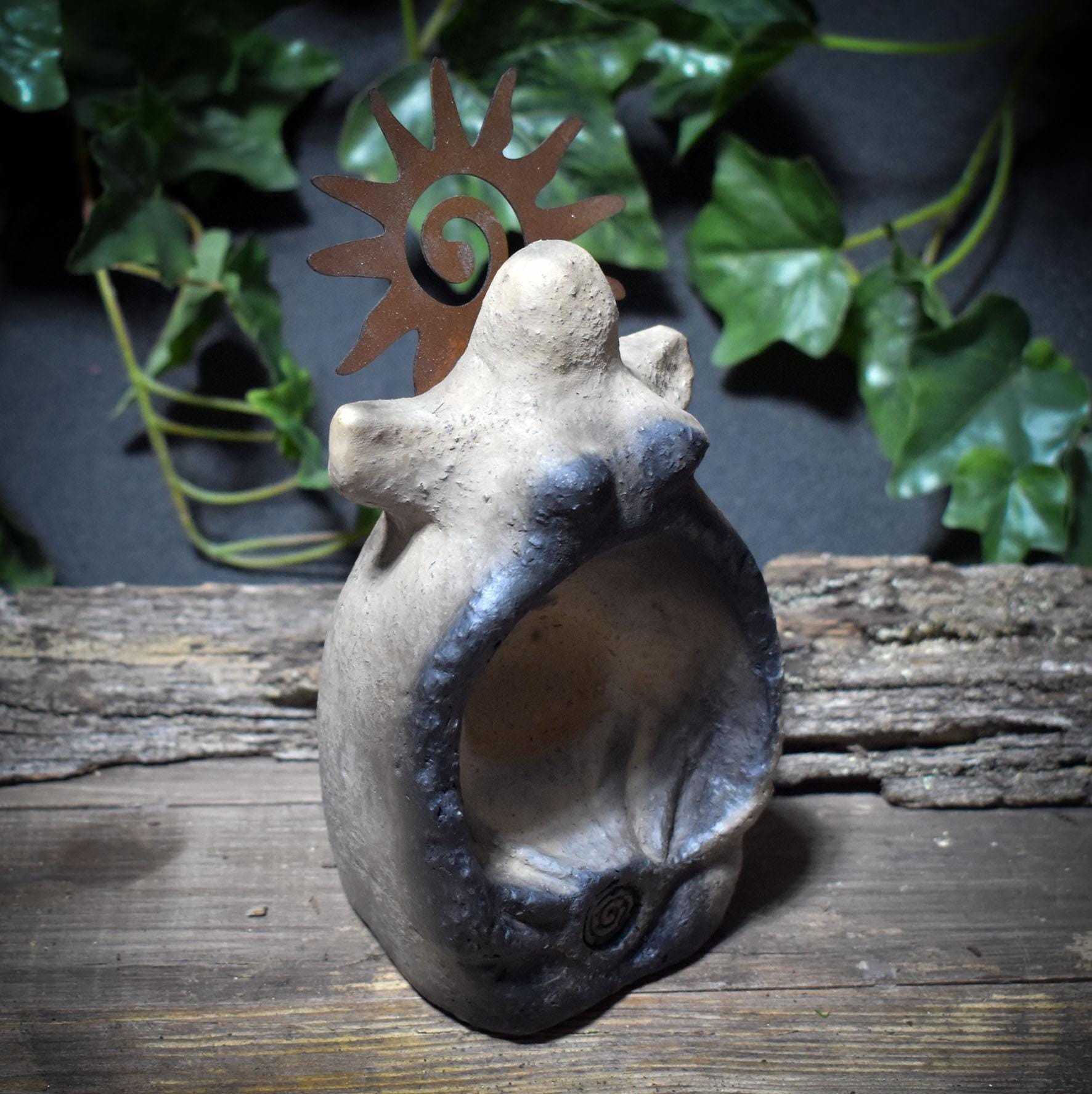 Göttin Litha Opfer/Gabenschale mit Sonnenkrone aus Metall in Rostoptik – archaische Ritualschale für Mittsommer & Sonnenkraft - SKU227