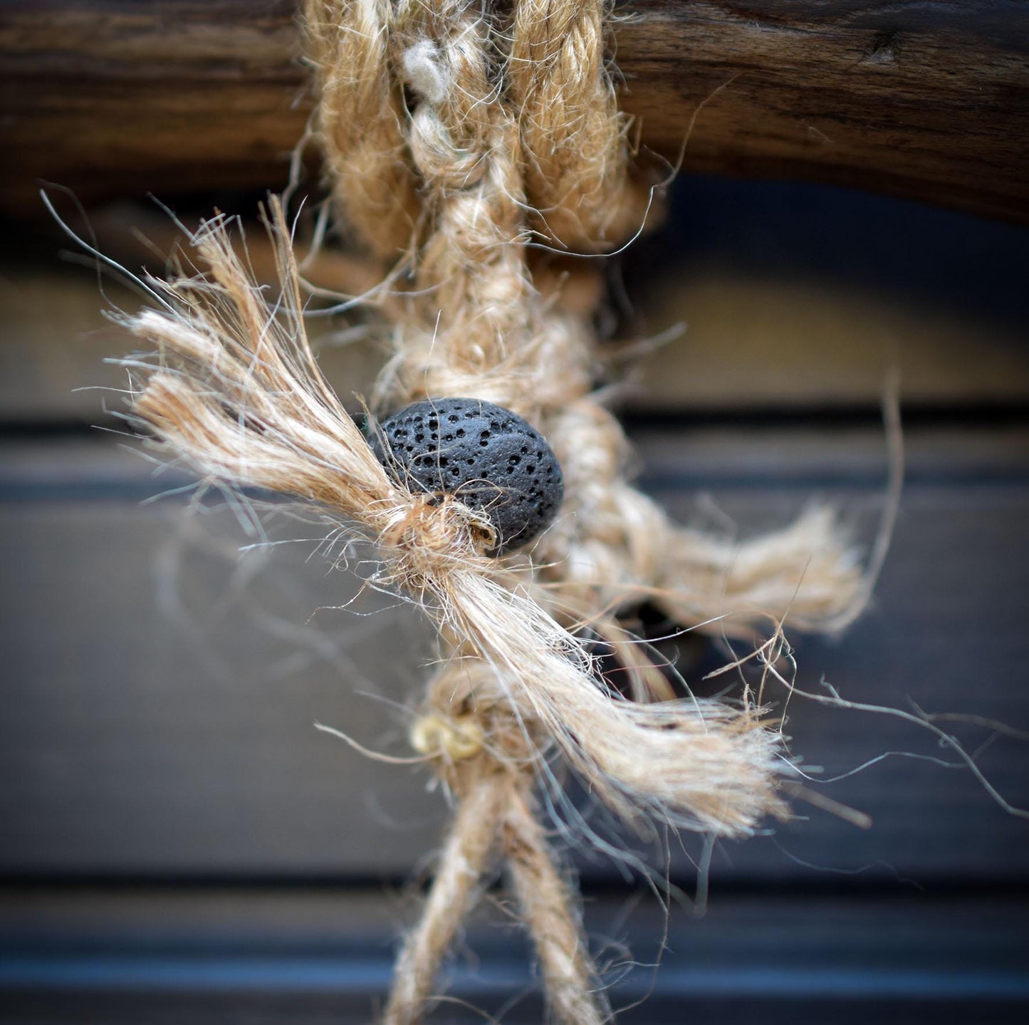 Goddess Litha Wanddeko aus Rauchbrand-Ton – archaische Sommergöttin an Holzast mit Muschelamulett & Lavaperlen HEX034