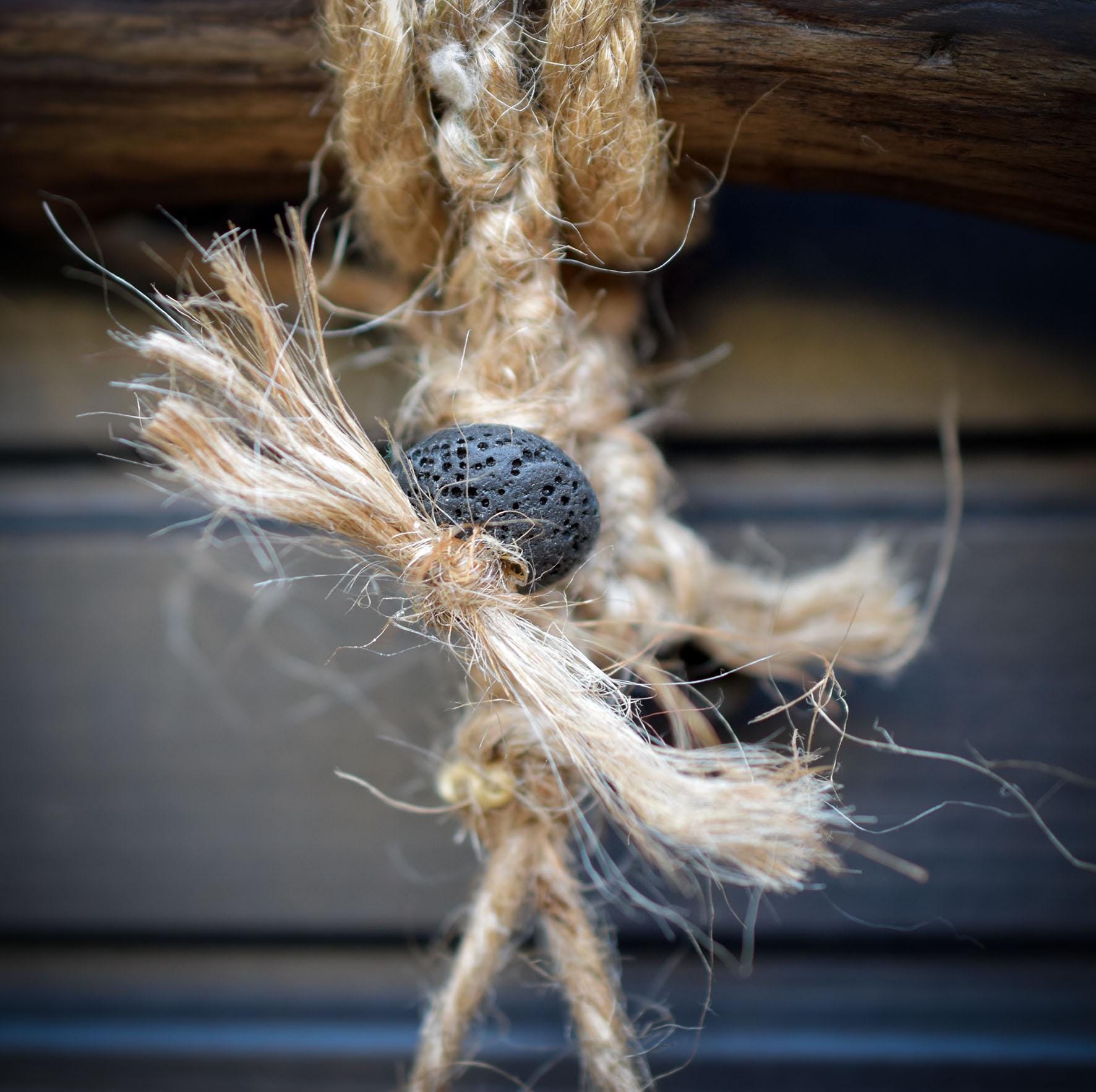 Goddess Litha Wanddeko aus Rauchbrand-Ton – archaische Sommergöttin an Holzast mit Muschelamulett & Lavaperlen HEX034