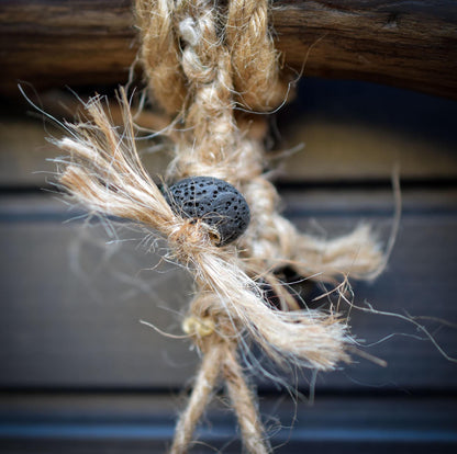 Goddess Litha Wanddeko aus Rauchbrand-Ton – archaische Sommergöttin an Holzast mit Muschelamulett & Lavaperlen HEX034