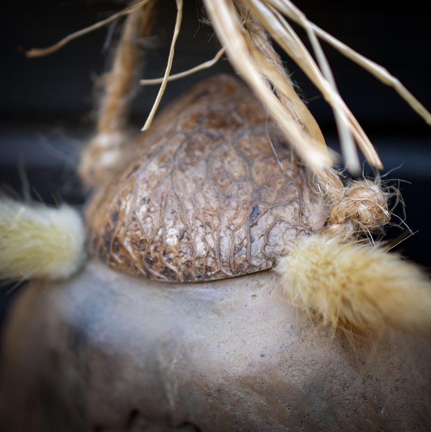 Archaische Wanddeko Motte aus Rauchbrand-Ton – Mandala-Flügel am Holzast mit Bast & Lavaperlen | spirituelle Naturkunst