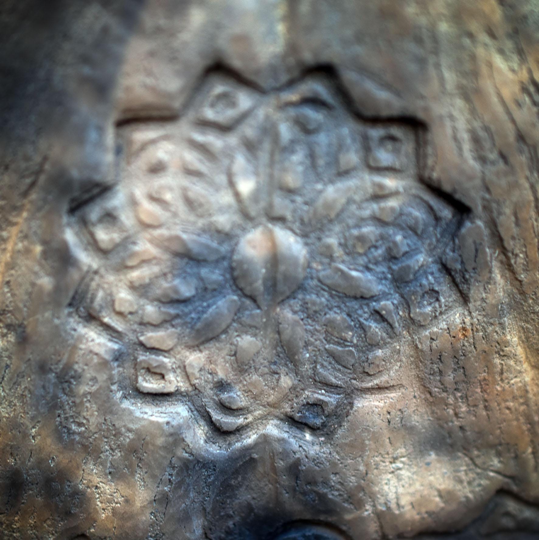 Archaische Wanddeko Motte aus Rauchbrand-Ton – Mandala-Flügel am Holzast mit Bast & Lavaperlen | spirituelle Naturkunst