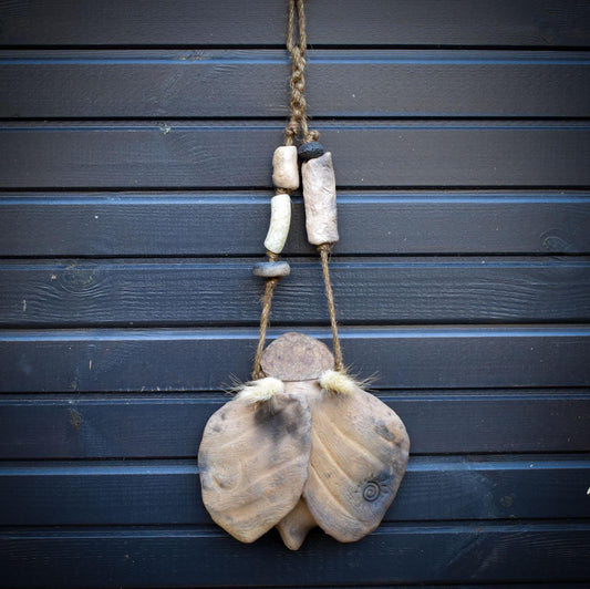 Archaische Motten Wanddeko aus Rauchbrand-Ton – spirituelle Naturkunst mit Ton- & Steinperlen an Jute aufgehängt - HEX037