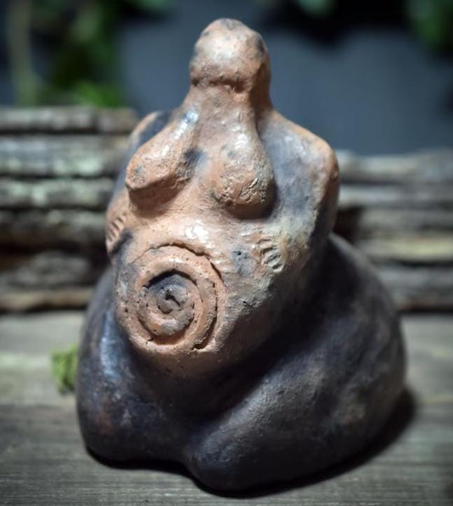 Wunschhüter aus Rauchbrand-Ton – archaische Ritualform zur stillen Bewahrung von Intentionen | wähle deinen persönlichen Begleiter - WHI001