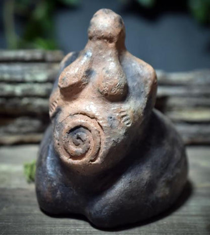 Wunschhüter aus Rauchbrand-Ton – archaische Ritualform zur stillen Bewahrung von Intentionen | wähle deinen persönlichen Begleiter - WHI001