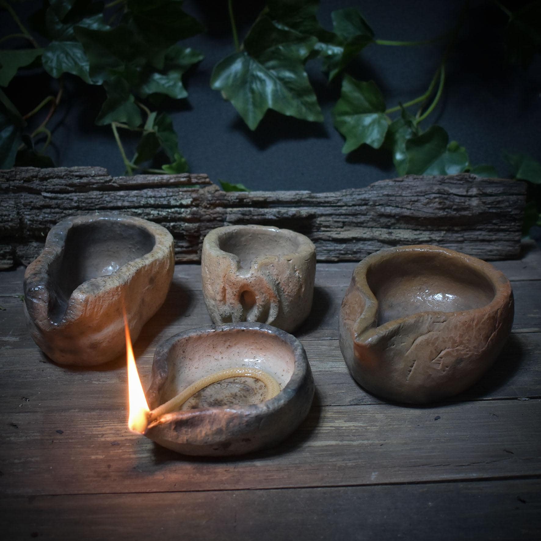 Archaische Öllampen aus traditionell gebranntem Ton – handgefertigte Rituallichter inspiriert von alten Artefakten (Designauswahl) - AÖL001