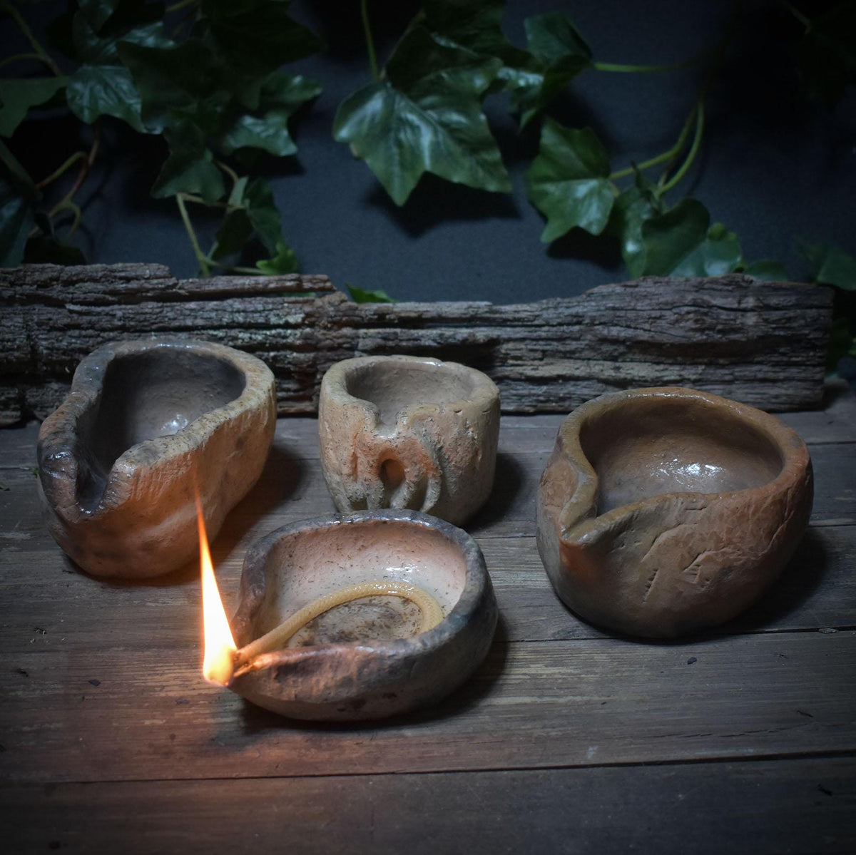 Rustikale handgefertigte Öllampe mit Docht, aus Ton, Antikes Design, Ritual Licht für Altar & Meditation, Naturverbundene Keramik AÖL001