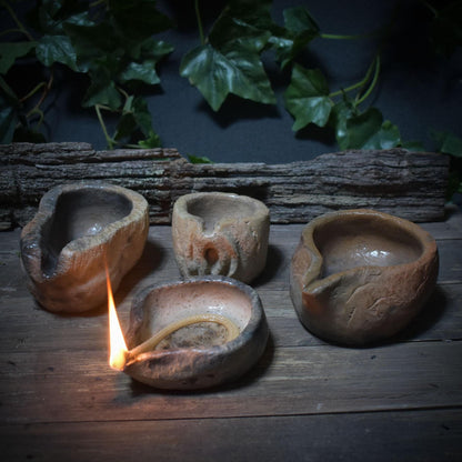 Rustikale handgefertigte Öllampe mit Docht, aus Ton, Antikes Design, Ritual Licht für Altar & Meditation, Naturverbundene Keramik AÖL001