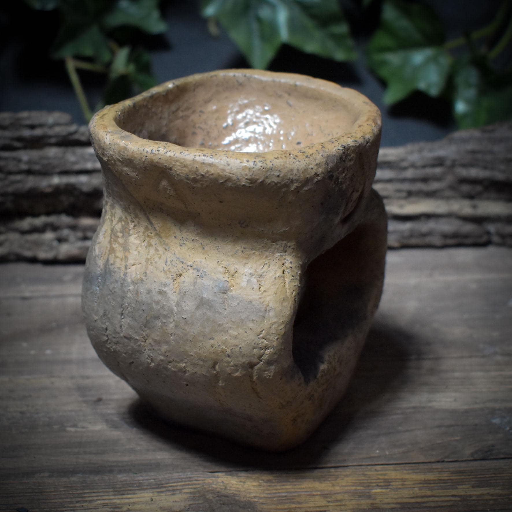 Duftlampe & Teelichthalter aus Rauchbrandton – Elementesymbole in archaischer Form - TKH026