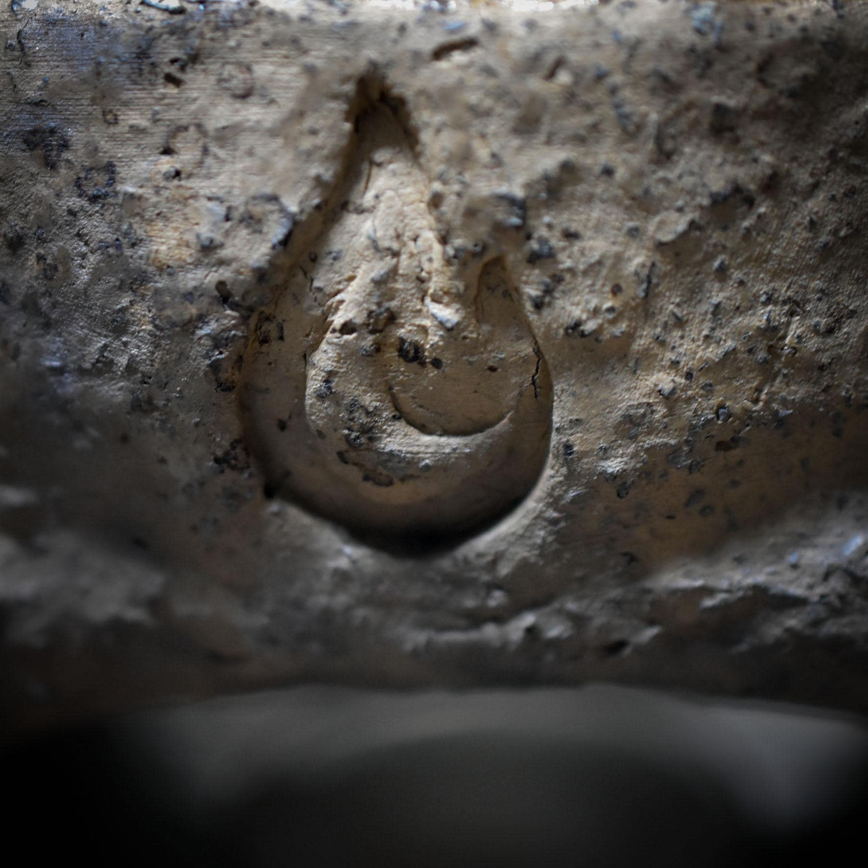 Duftlampe & Teelichthalter aus Rauchbrandton – Elementesymbole in archaischer Form - TKH026