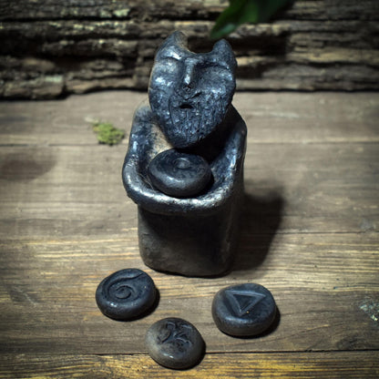 Ritualskulptur aus Rauchbrandton mit vier Symbolsteinen - SKU192
