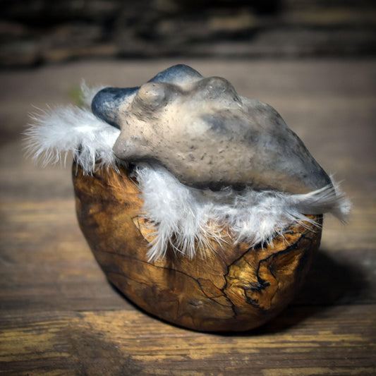 Mondgöttin Skulptur aus Rauchbrandton – kleine Göttinnenfigur auf Mondsichel aus Wurzelholz - SKU229