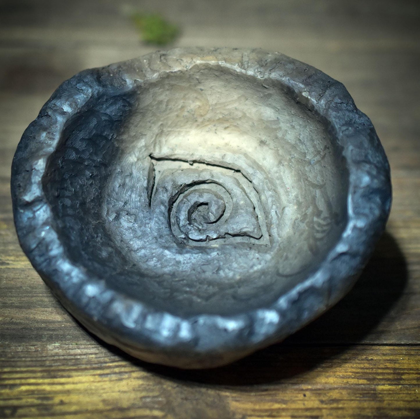 Kleine Schale mit Sehendes Auge Symbol – archaische Keramik aus traditionell gebranntem Ton