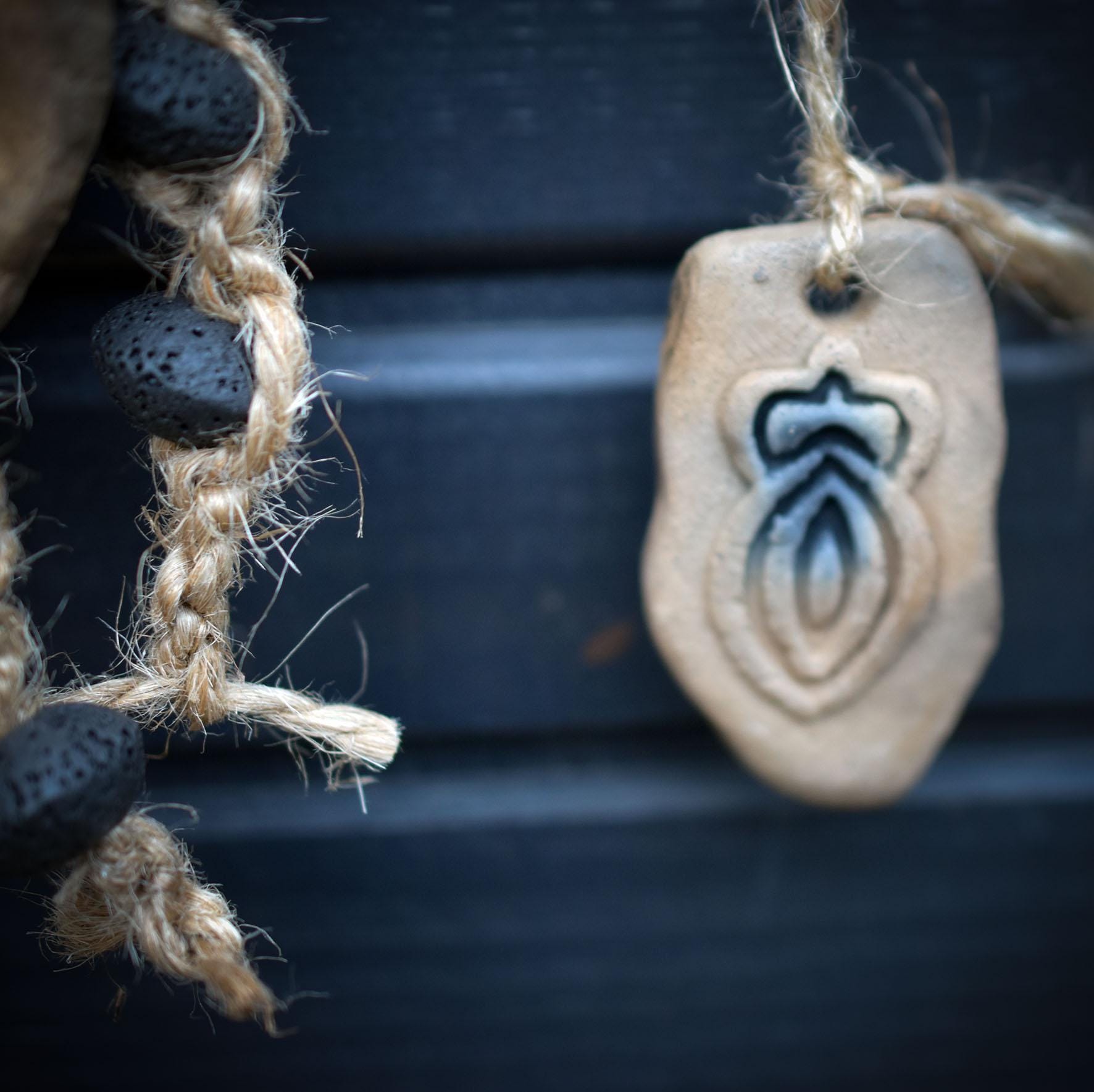Meerjungfrau Skulptur Wand- & Fensterdeko – Rauchbrandton mit Muschel- und Yoni-Amuletten