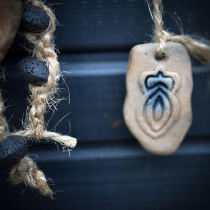 Meerjungfrau Skulptur Wand- & Fensterdeko – Rauchbrandton mit Muschel- und Yoni-Amuletten