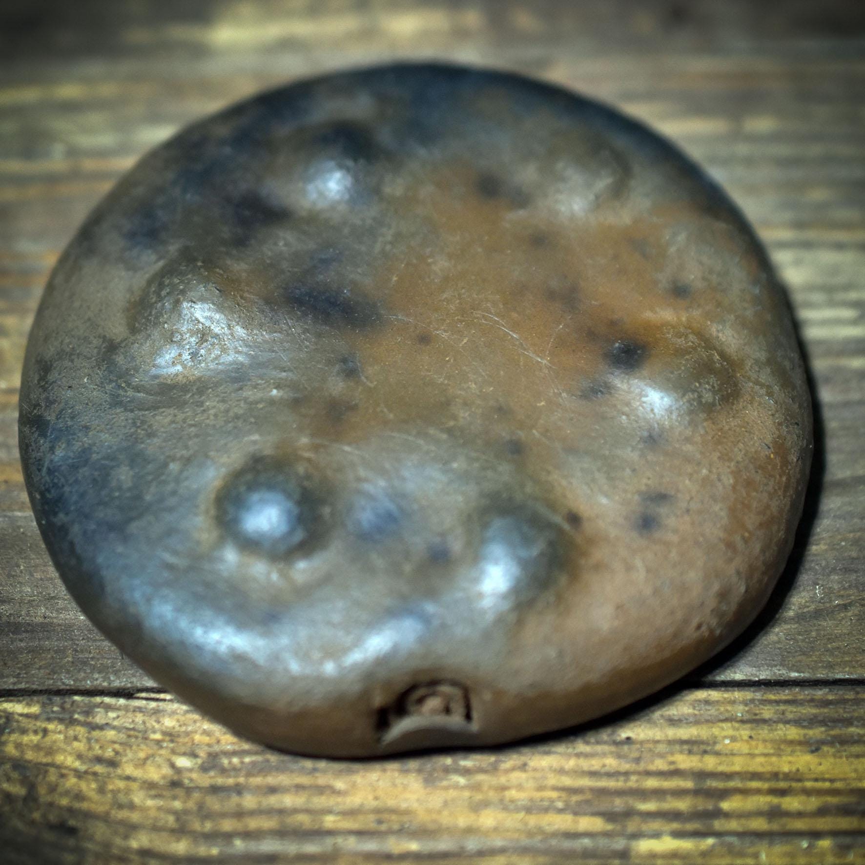 Körperanker aus Rauchbrandton – archaischer Beruhigungsstein für Selbstregulation, Erdung & Achtsamkeit - MKA001