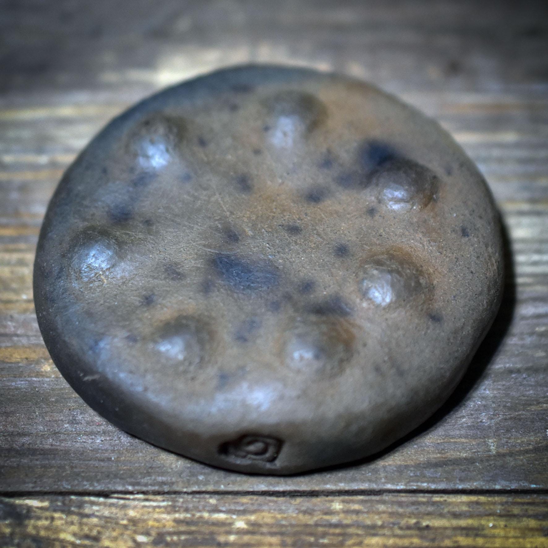 Körperanker aus Rauchbrandton – archaischer Beruhigungsstein für Selbstregulation, Erdung & Achtsamkeit - MKA001