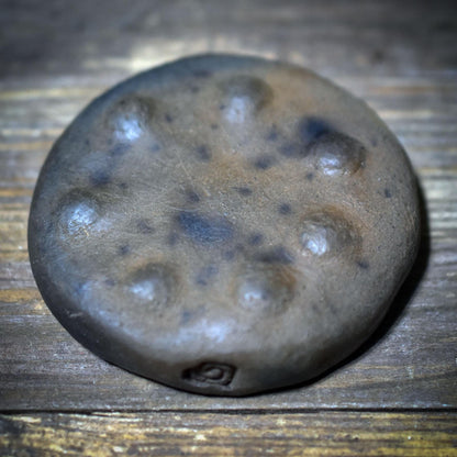 Körperanker aus Rauchbrandton – archaischer Beruhigungsstein für Selbstregulation, Erdung & Achtsamkeit - MKA001