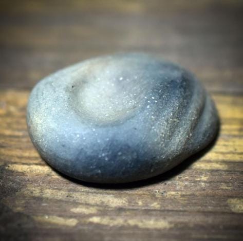 Vagus Stein für Kinder aus Rauchbrandton – archaischer Handstein zur Selbstregulation, Ruhe & Achtsamkeit - VSK001