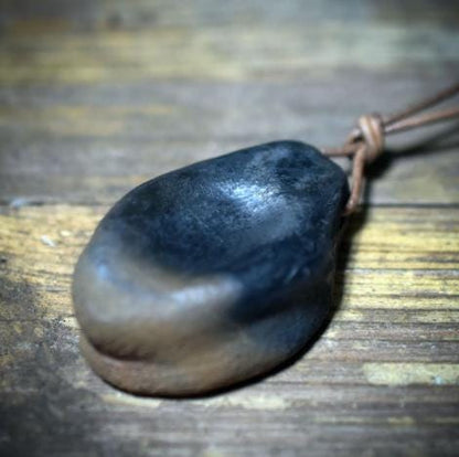 Vagus Stein Amulett aus Rauchbrandton – archaischer Reisestein für Erdung, Atem & Selbstregulation - VSA001