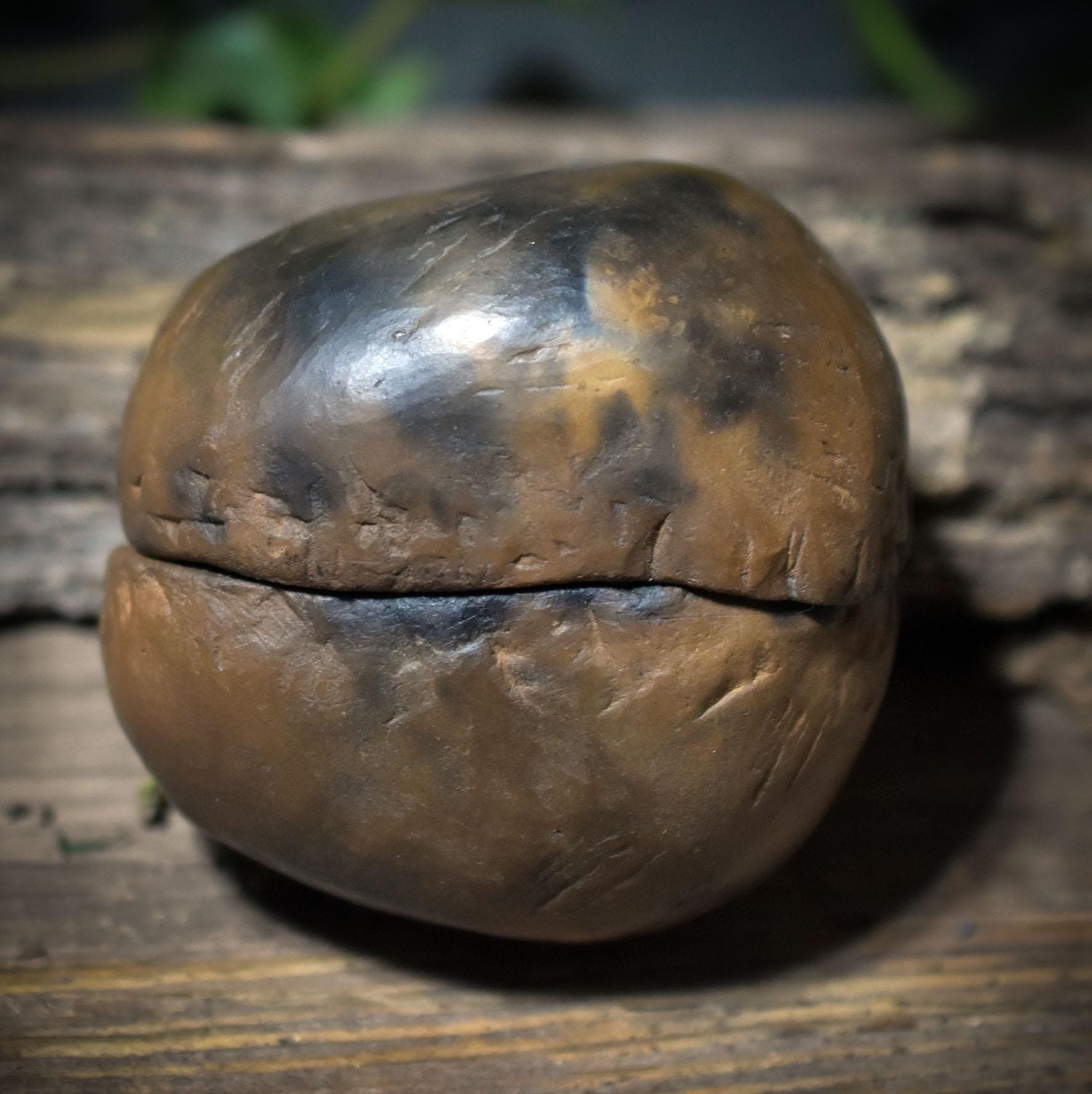 Erdkern aus Rauchbrandton – zweiteiliger Handstein für Selbstregulation, Erdung & achtsame Berührung ERK001