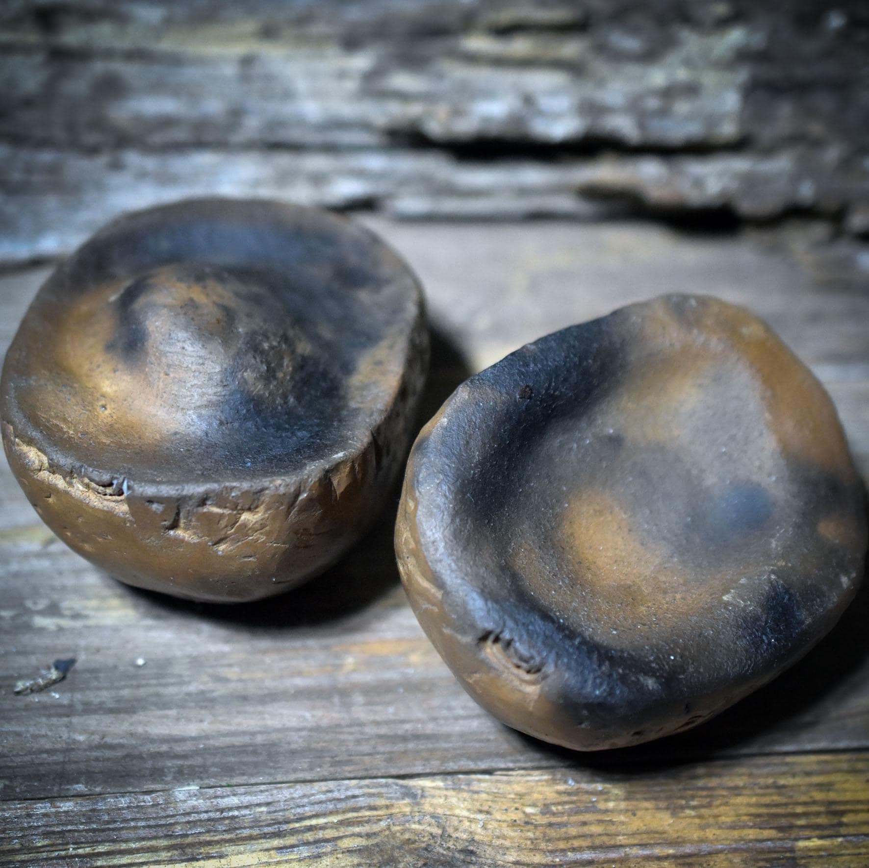 Erdkern aus Rauchbrandton – zweiteiliger Handstein für Selbstregulation, Erdung & achtsame Berührung ERK001