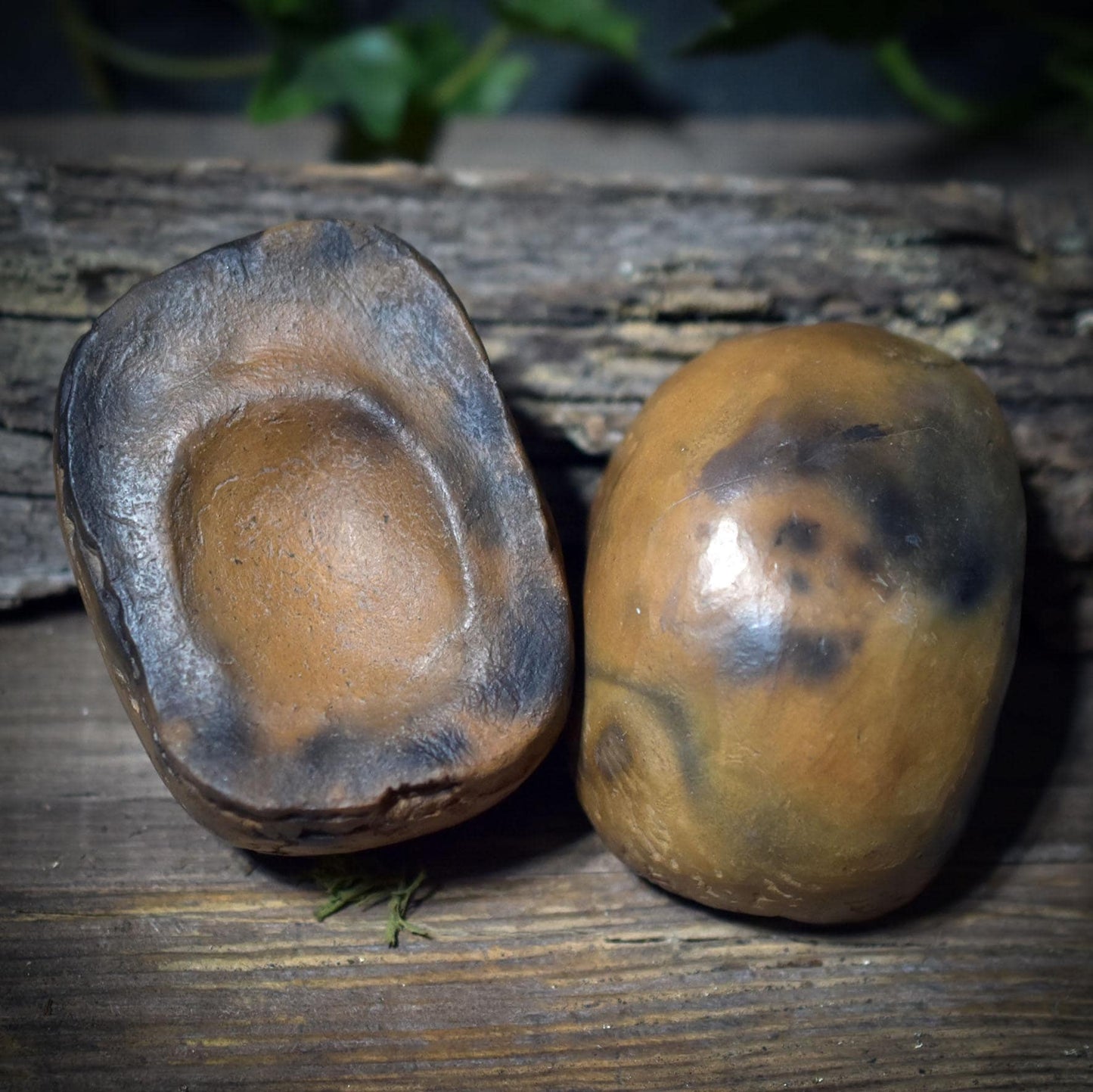 Erdkern aus Rauchbrandton – zweiteiliger Handstein für Selbstregulation, Erdung & achtsame Berührung ERK001